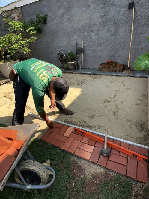 Assentamento de piso de tijolo em quintal